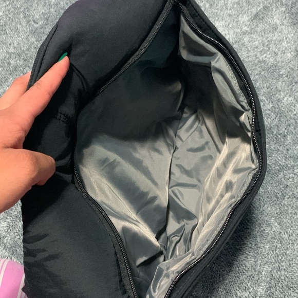 L.L. BEAN - Black Puffer Bag - Picture 5 of 10